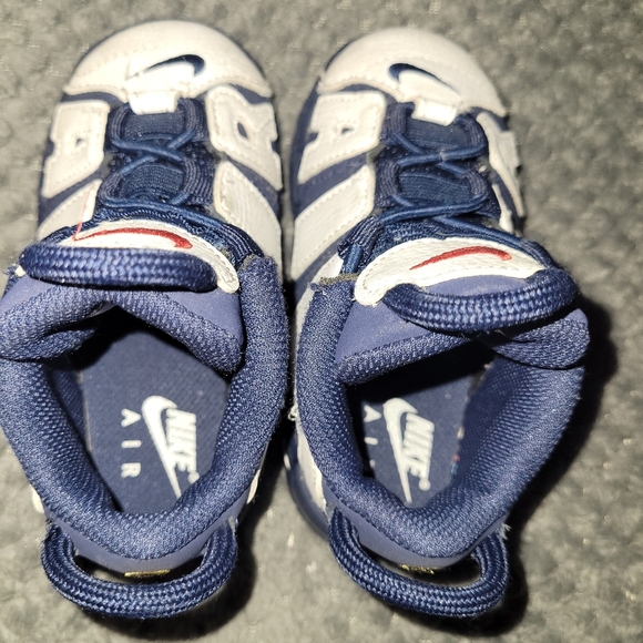 Nike Kids Sneakers in White and Navy - Picture 11 of 11